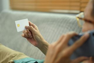 Těšil se na zapomenutý milion. Podfukář jej připravil o 75 tisíc korun - Novinky
